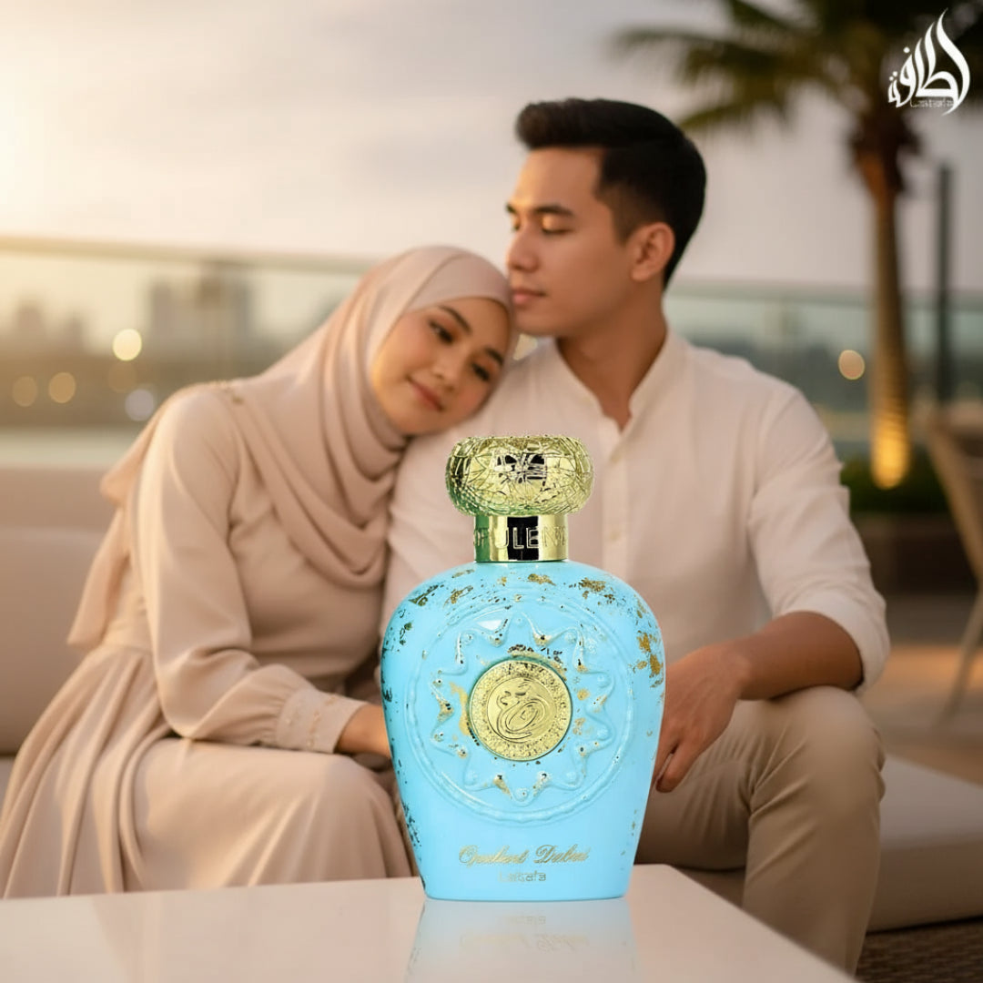 Wanita berhijab bersandar pada bahu lelaki Malaysia dengan Opulent Dubai di depan