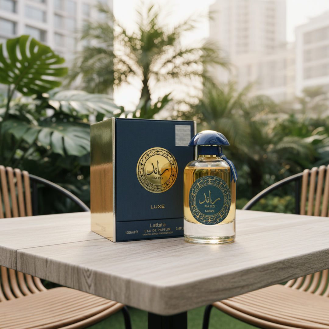 Raed Luxe di kafe outdoor &ndash; perfume unisex moden Malaysia