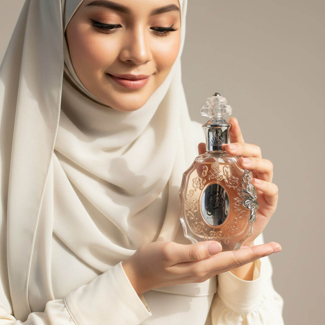 Wanita berhijab Malaysia memegang Rouat Al Musk, gaya lembut