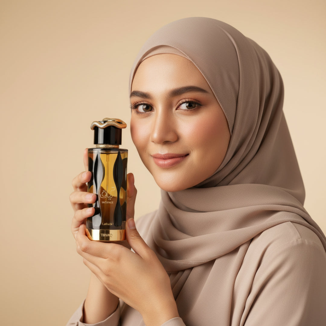 wanita berhijab malaysia pegang teriaq intense sweet