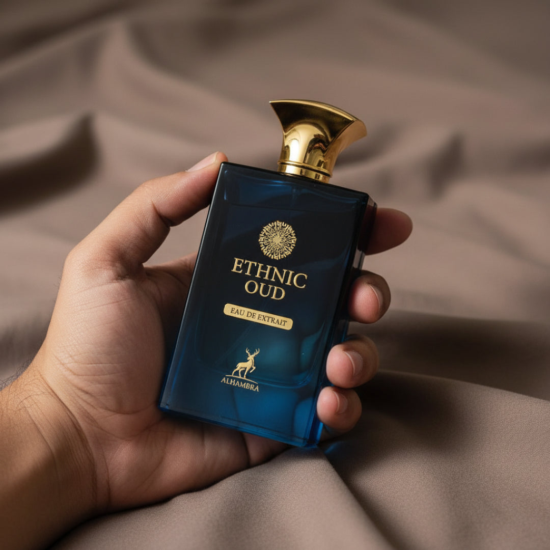 tangan lelaki melayu memegang ethnic oud atas cadar coklat