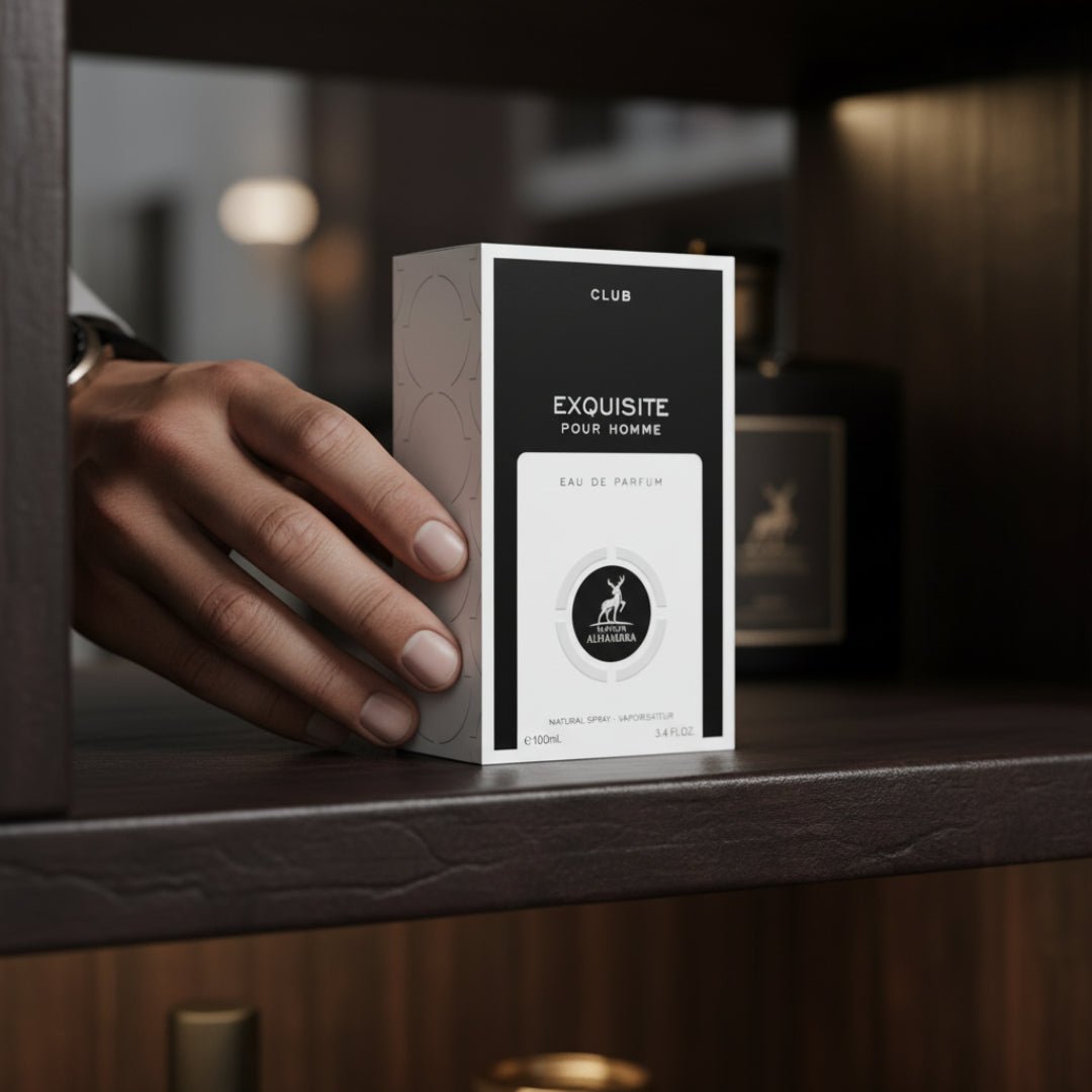 lelaki melayu meletakkan exquisite club di rak kulit gelap