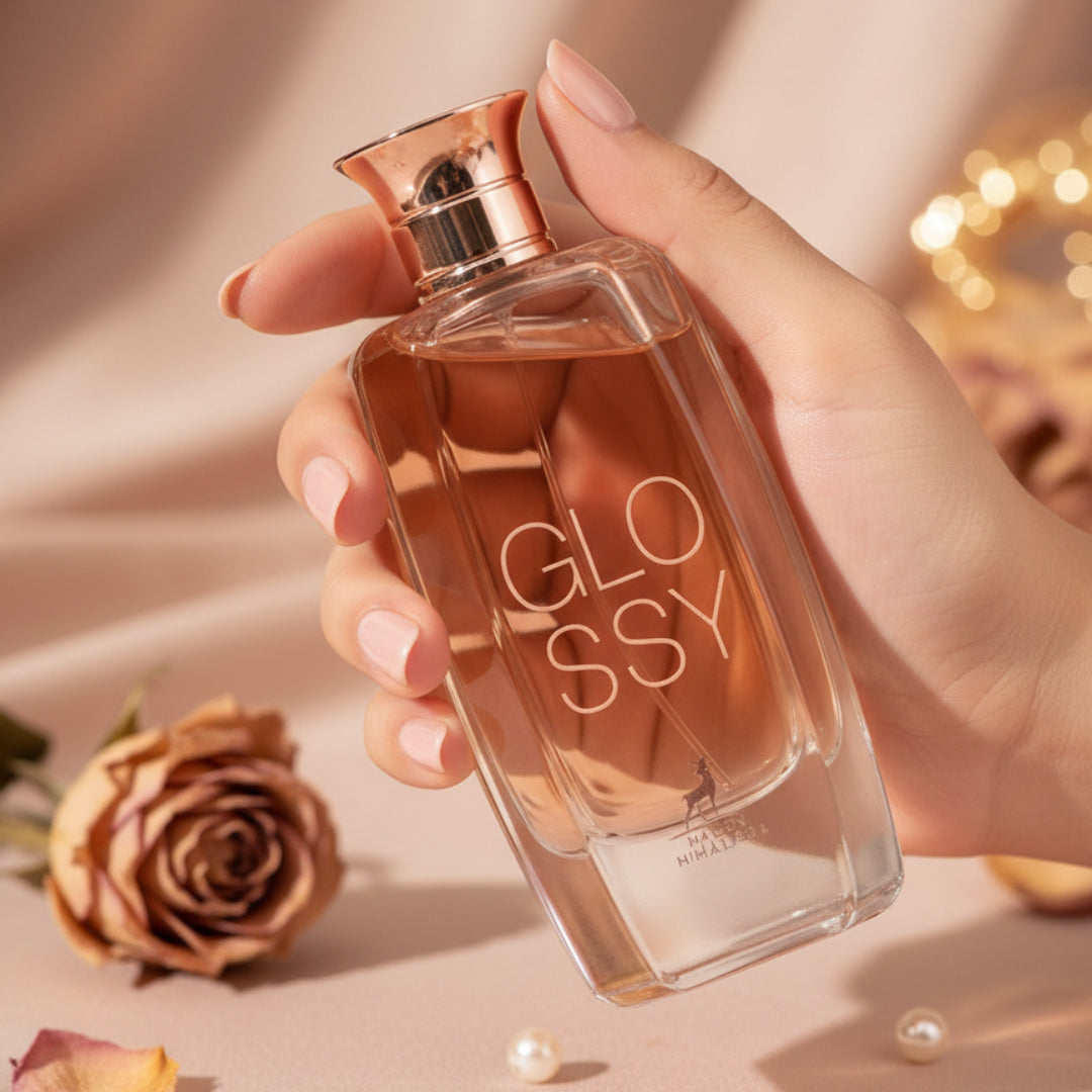 Tangan wanita Malaysia memegang Glossy, mood elegan lembut