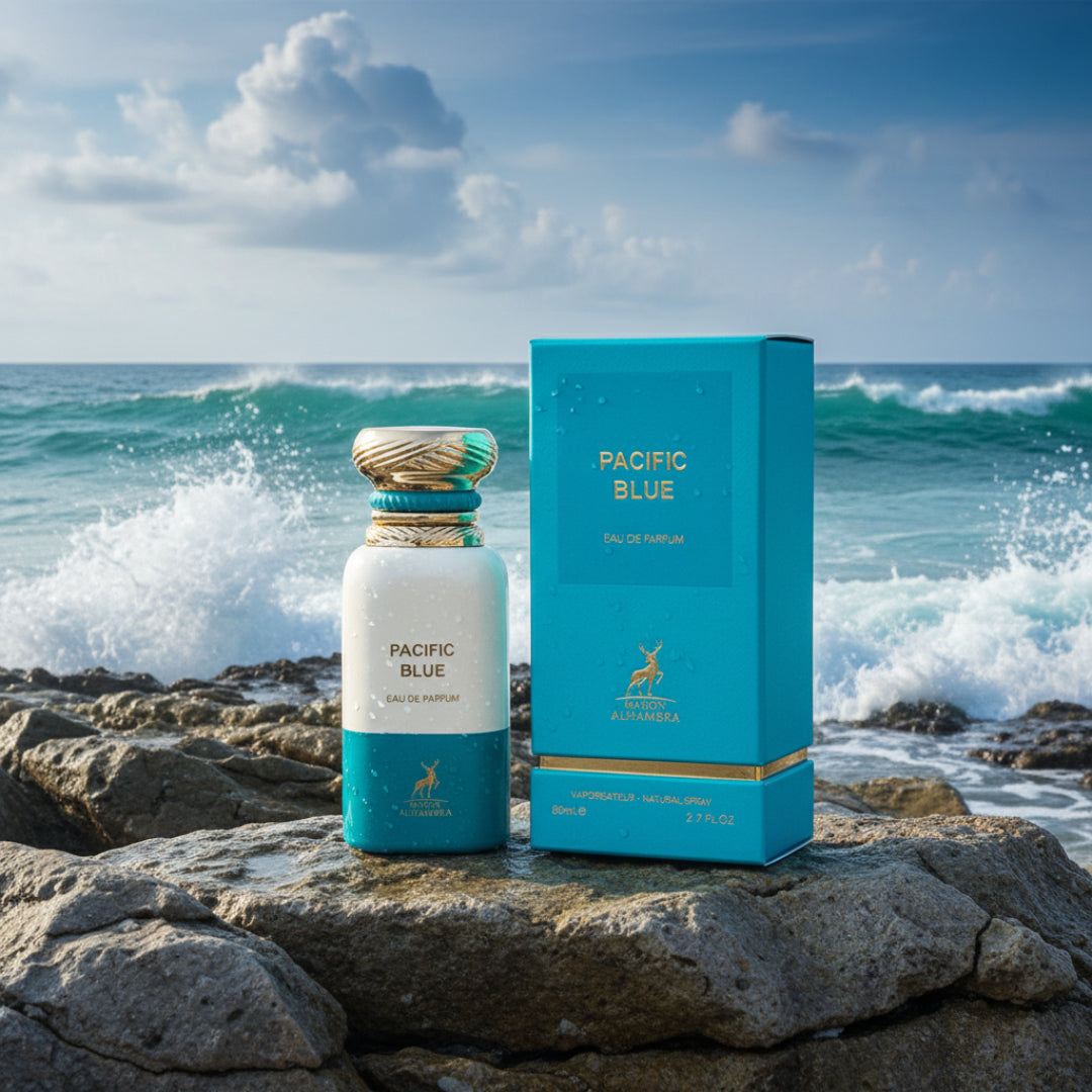 Pacific Blue atas batu pantai Langkawi dengan ombak kuat, cahaya pagi segar biru.