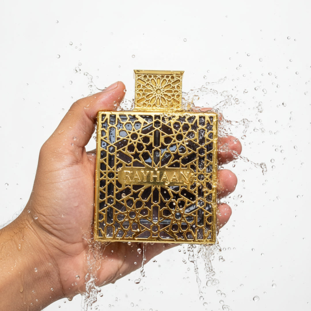 Rayhaan Elixir dengan percikan air segar di tangan lelaki Melayu &ndash; perfume fresh Malaysia