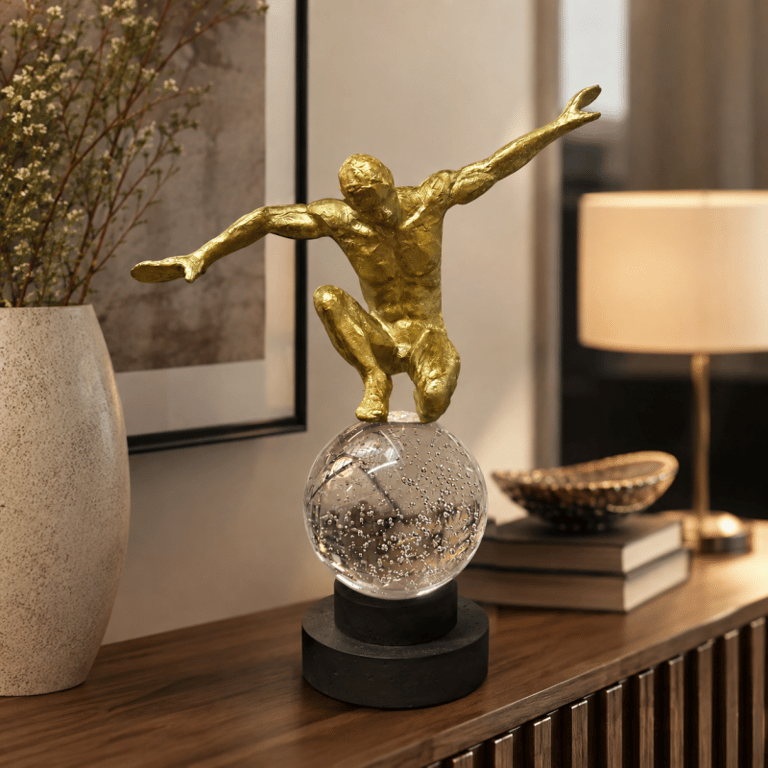 Escultura Decorativa Homem em Equilíbrio sobre Esfera