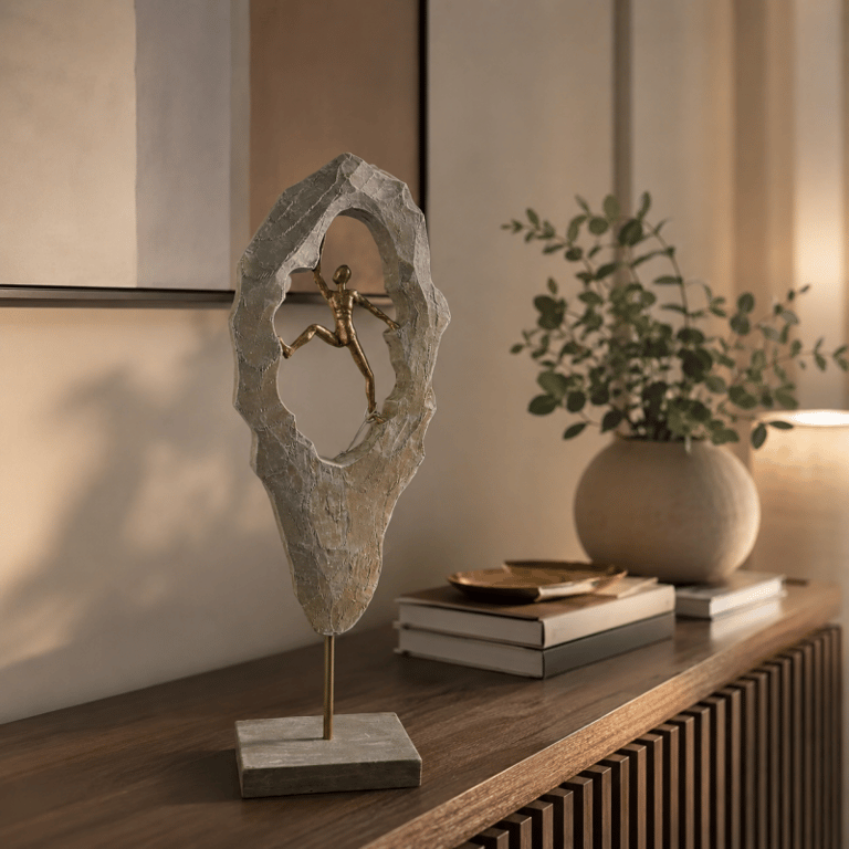 Escultura Decorativa de Escalador com Acabamento Dourado