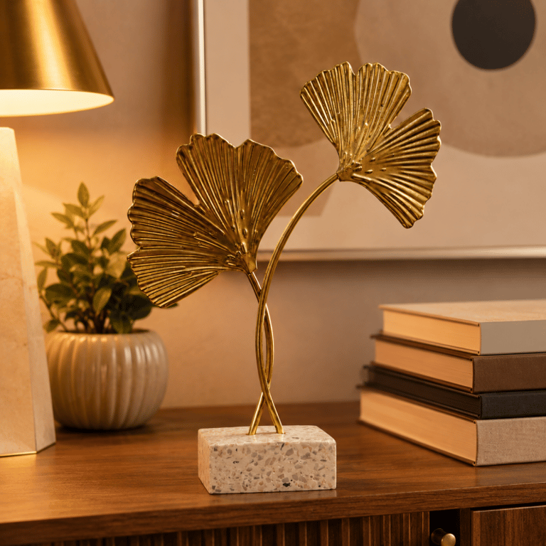 Escultura Decorativa Dourada com Folhas de Ginkgo