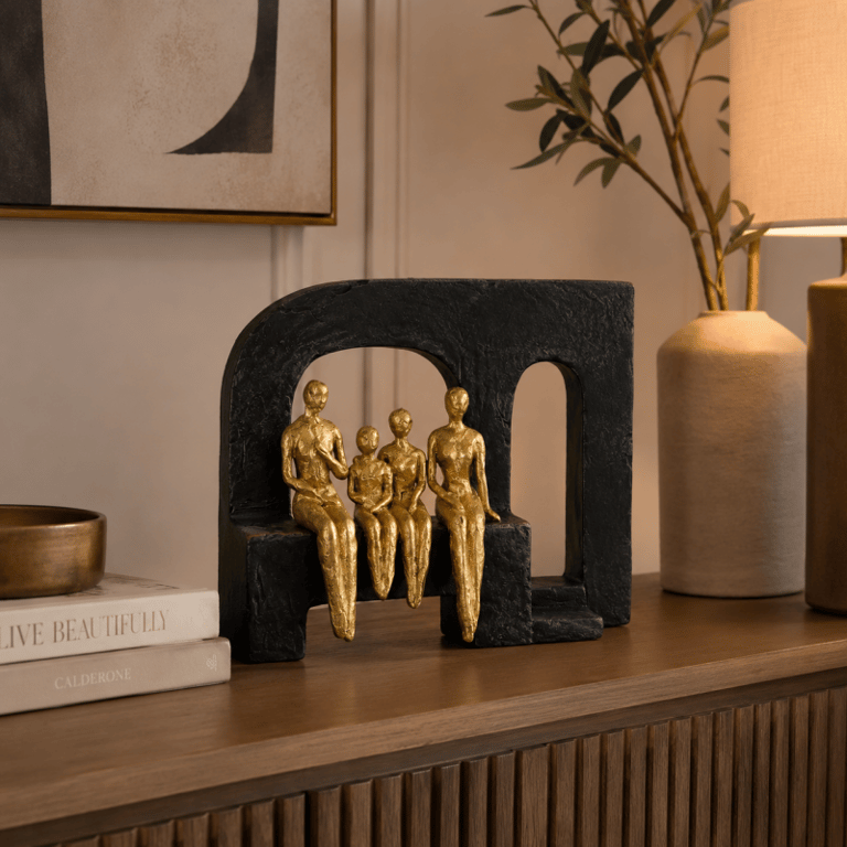 Escultura Decorativa Família Dourada com Estrutura Preta
