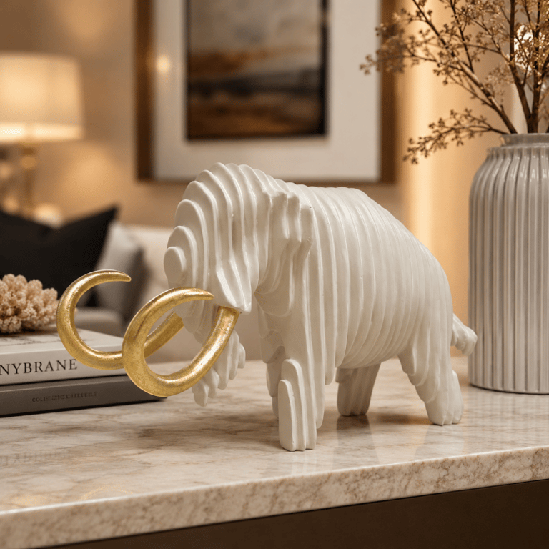 Escultura Decorativa Elefante Marfim com Detalhes Dourados