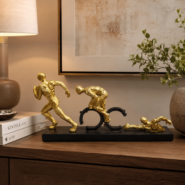 Escultura Decorativa Triatlo Dourada com Base Preta