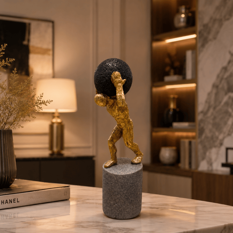Escultura Decorativa “Força e Conquista”  Dourado, Preto e Cinza