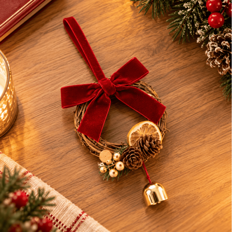 Enfeite Guirlanda de Natal 160x100 mm com Laço Vermelho Pinha e Sino para Pendurar Decoração Natalina