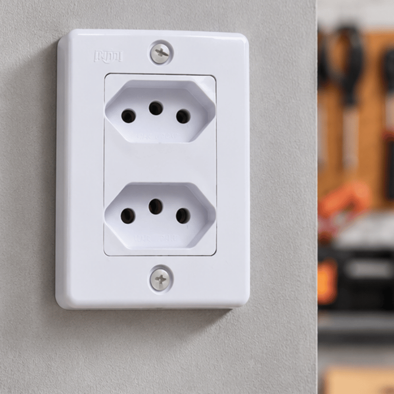 Tomada Dupla 2P+T Branca 20A 220V Conjunto Elétrico com Duas Saídas para Equipamentos de Maior Consumo