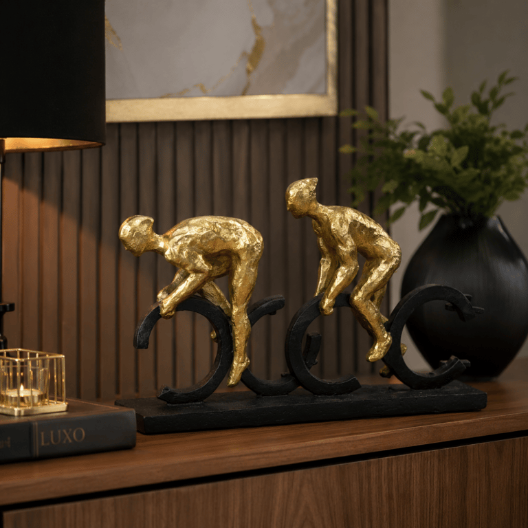 Escultura Decorativa de Ciclistas Dourados com Base Preta