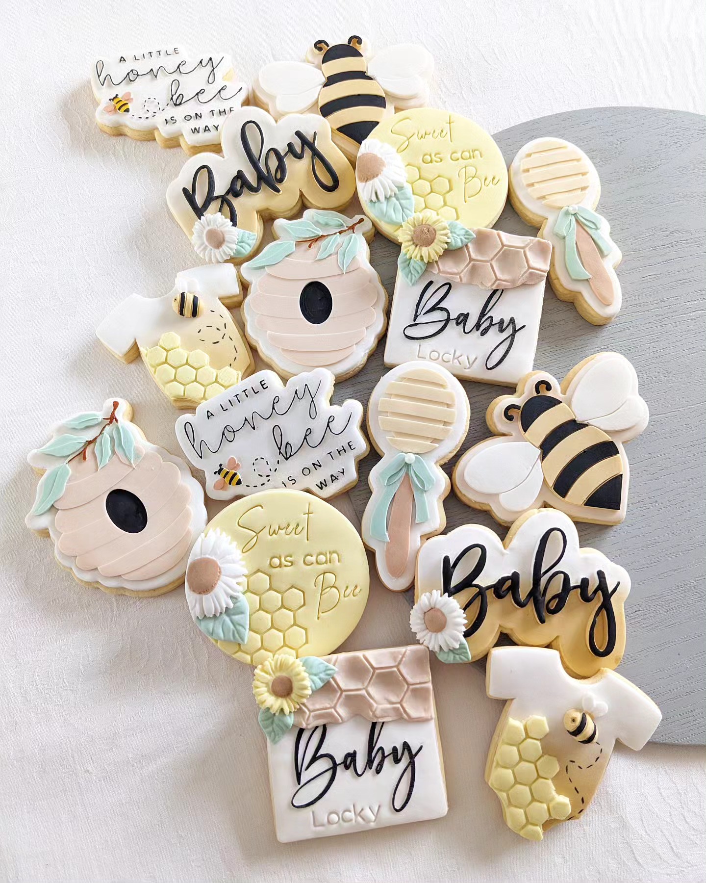 MDC-Creations-Bee-Themed-Cookies