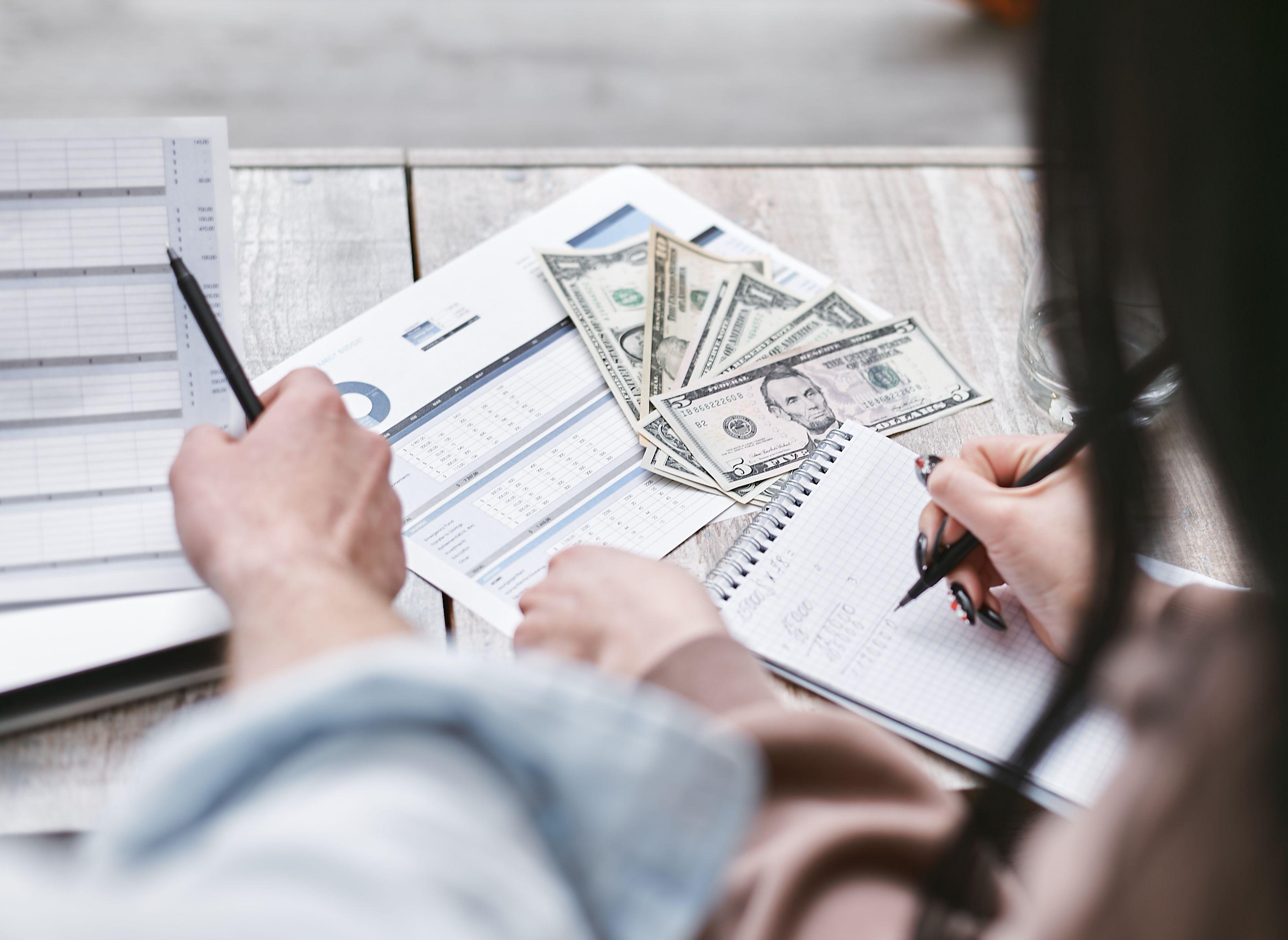 Who Pays the Loss Adjuster Fee? A Clear Answer by Adjuster Type