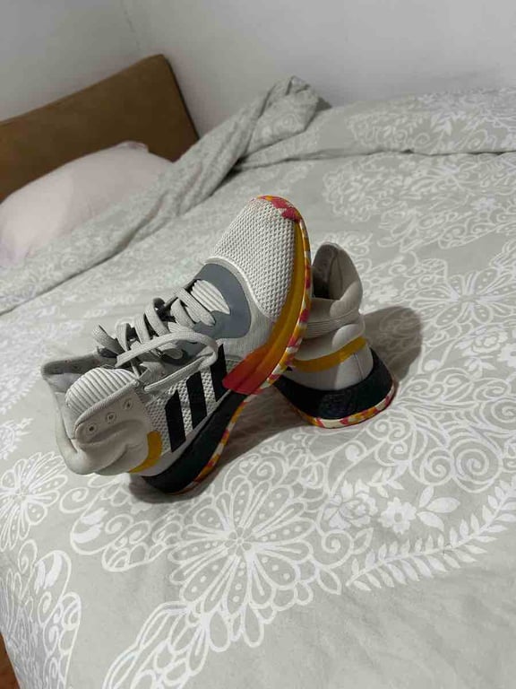 Fotografi e Shitet aklete orgjinale adiadas  në LIST.AL