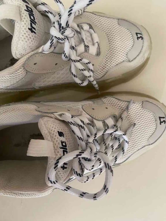 Fotografi e Atlete BALENCIAGA në LIST.AL