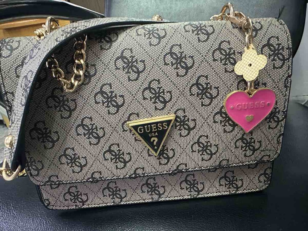 Fotografi e Guess në LIST.AL