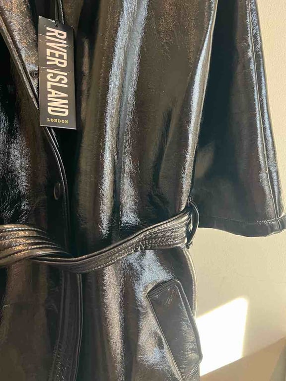 Fotografi e pallto River Island. Masa S në LIST.AL