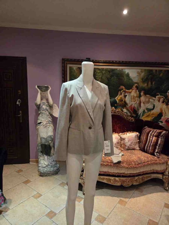 Fotografi e Kostum Elegant Gra për Femra, Përfshirë Xhaketë dhe Pantallona në LIST.AL