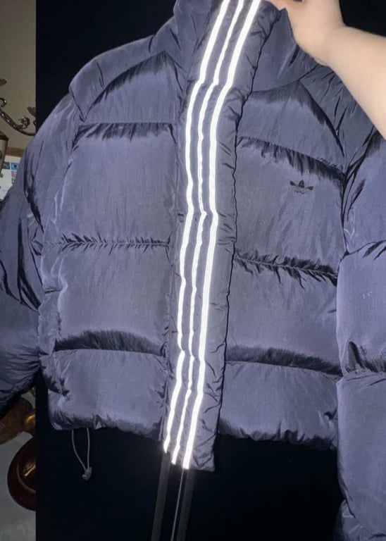 Fotografi e  xhup adidas njeqind perqind origjinal jo i perdorur mega cmim. në LIST.AL