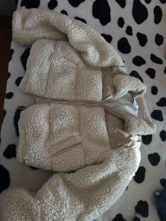 Fotografi e xhup me llush në LIST.AL