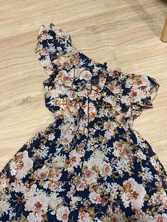 Fotografi e fustan me lule  në LIST.AL