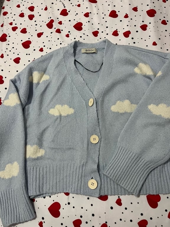 Fotografi e pulover me kopsa masa M/L 1000L në LIST.AL