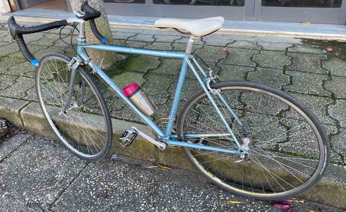 Fotografi e Biciklete kursi. Ne gjendje teper te mire . Shitet per arsye emigrimi.  në LIST.AL