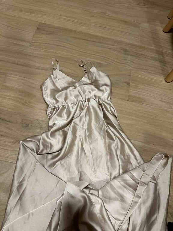 Fotografi e fustan i gjate saten në LIST.AL