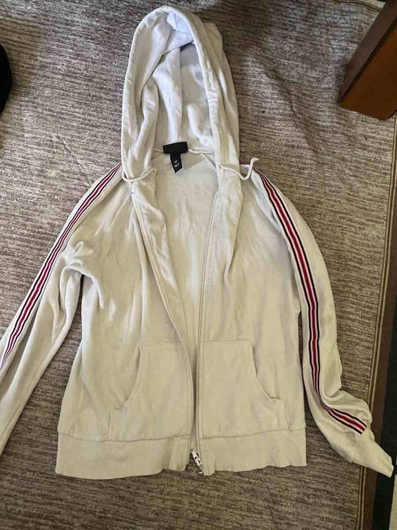 Fotografi e xhup hm mase M në LIST.AL