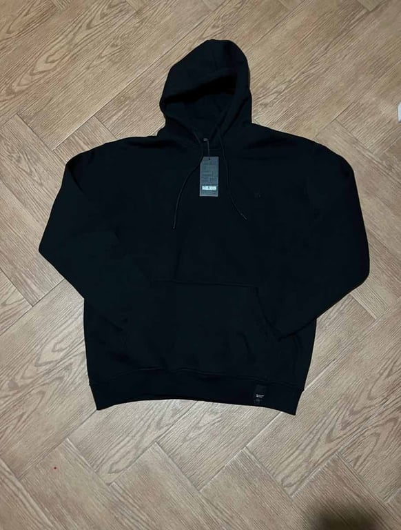 Fotografi e Bluza Sportive e Zezë me Kapuç për Meshkuj në LIST.AL