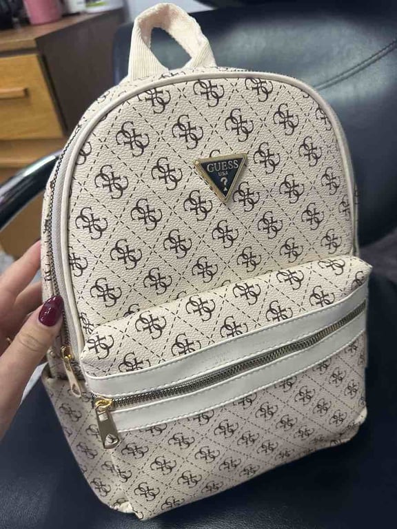 Fotografi e Cante shpine Guess në LIST.AL