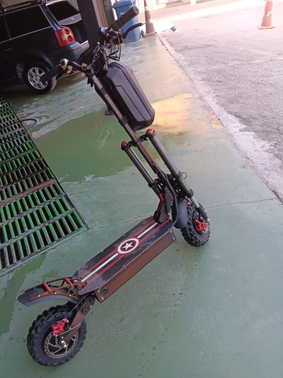 Fotografi e Skuter nga Belgjika bashk me karikues e vete në LIST.AL