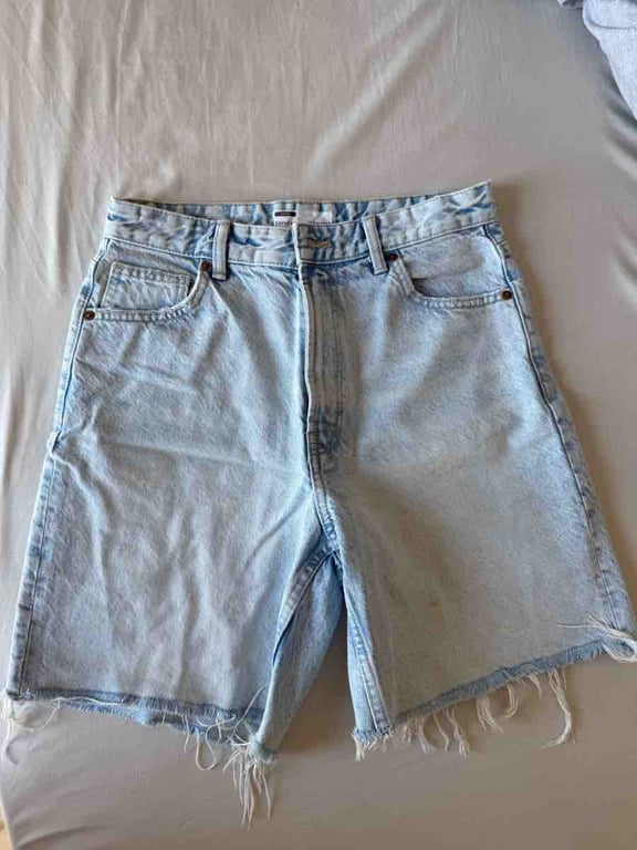 Fotografi e Xhinse te shkurtra Bershka Masa 38 në LIST.AL