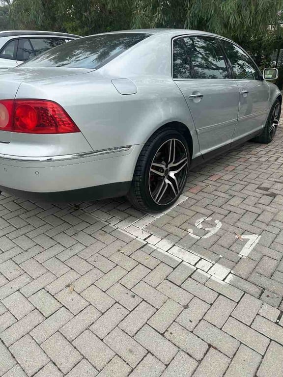 Fotografi e volzvagen phaeton në LIST.AL