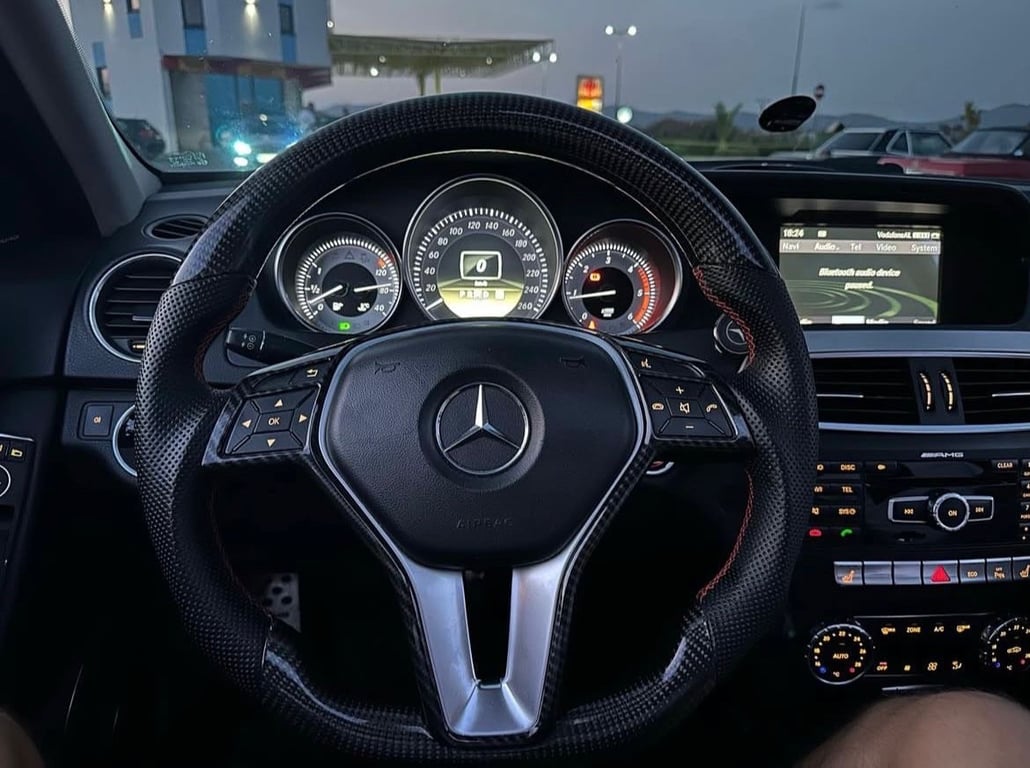 Fotografi e Mercedes Benz në LIST.AL