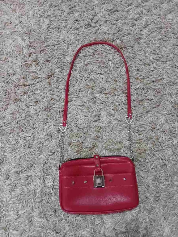 Fotografi e cante lekure e kuqe në LIST.AL