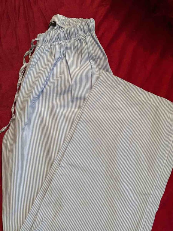 Fotografi e pantallona lino në LIST.AL