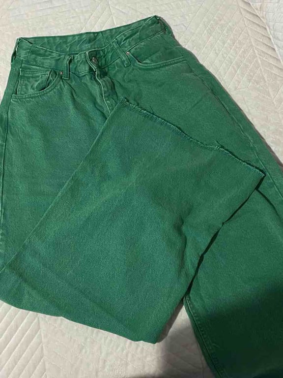 Fotografi e Pantallona të Gjelbra për Femra në LIST.AL