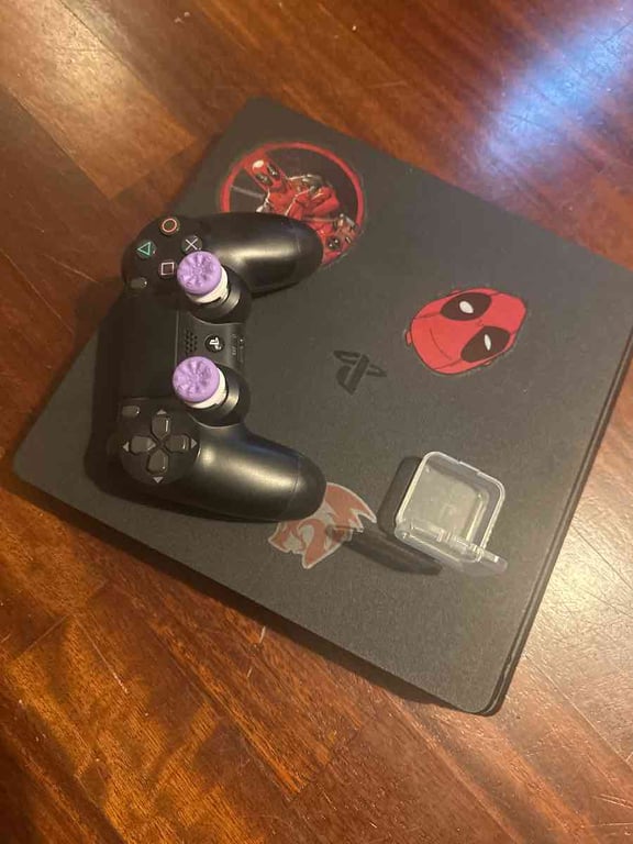 Fotografi e Playstation 4 plus Fifa 23 plus Joysticks grip pads në LIST.AL