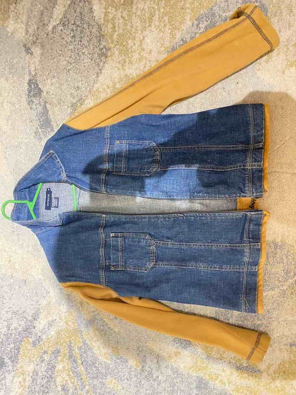 Fotografi e xhakete gjins dhe pambuk në LIST.AL