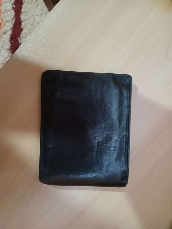 Fotografi e Portofol i zi, marka BLU në LIST.AL