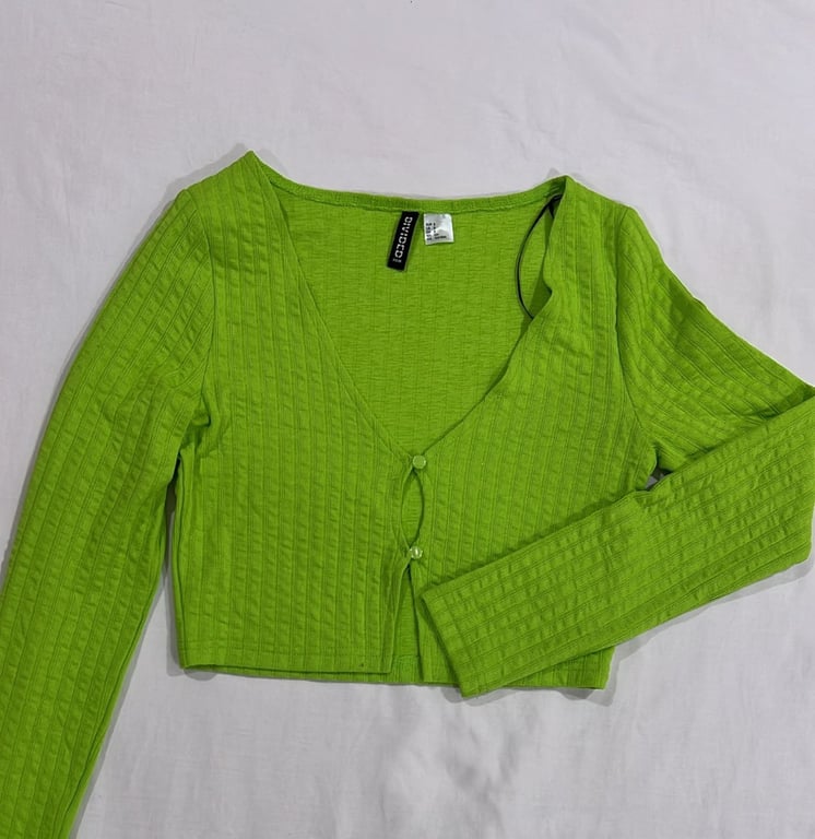 Fotografi e pulover e holle në LIST.AL