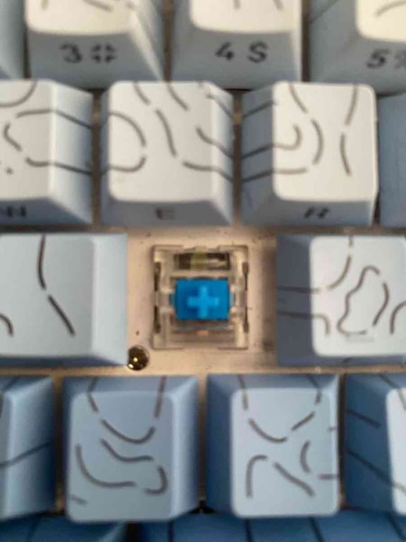 Fotografi e tastiere me blue swiches origjinale cilesi 100 perqin nje dit e perdorur në LIST.AL