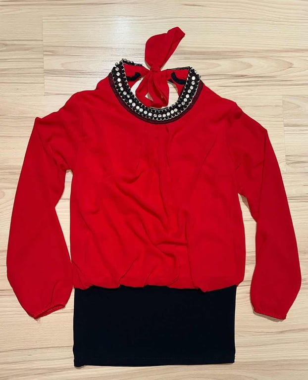 Fotografi e Bluze e kuqe me detaje guresh në LIST.AL