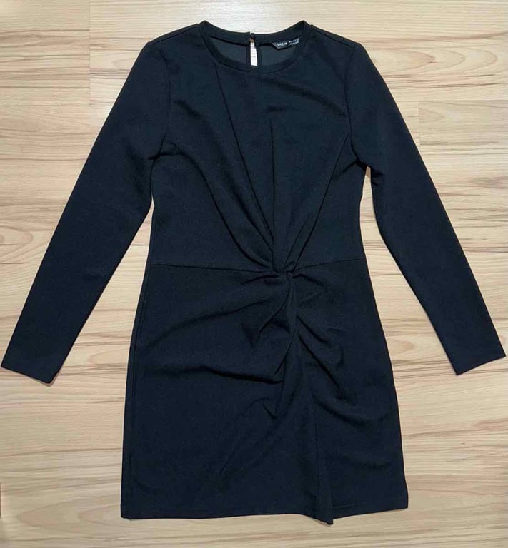 Fotografi e Fustan i zi me detaj ne bel në LIST.AL