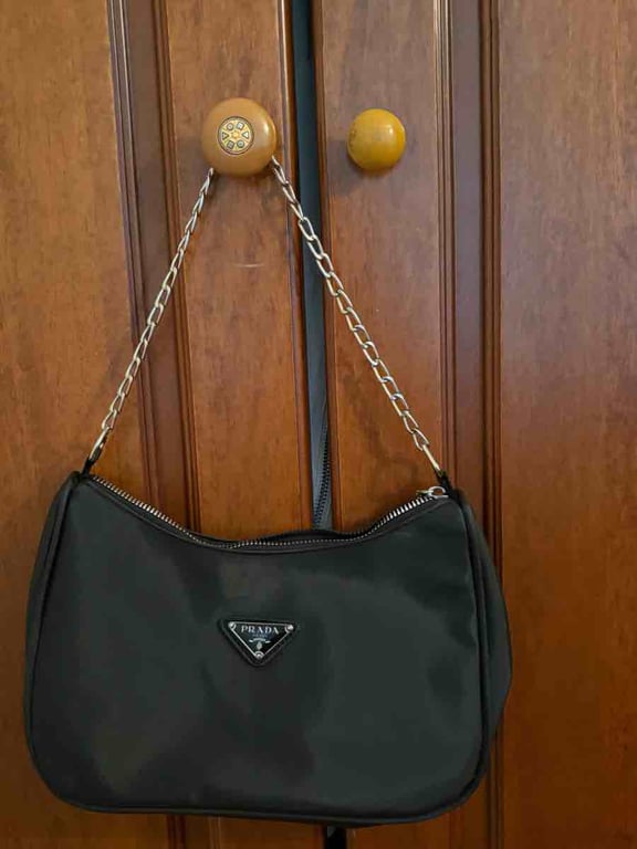 Fotografi e cante prada në LIST.AL